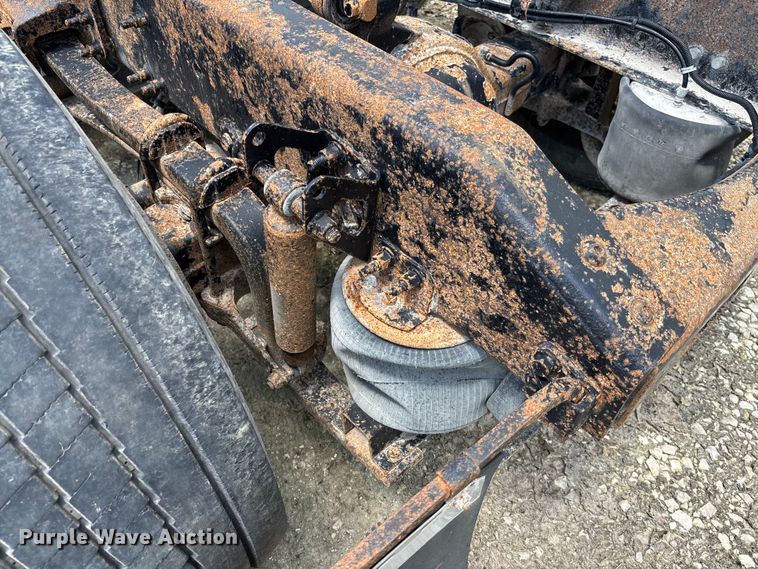 image for item FC1774 2002 Volvo VNL semi truck