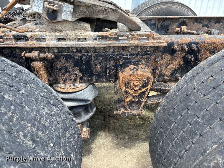 image for item FC1774 2002 Volvo VNL semi truck