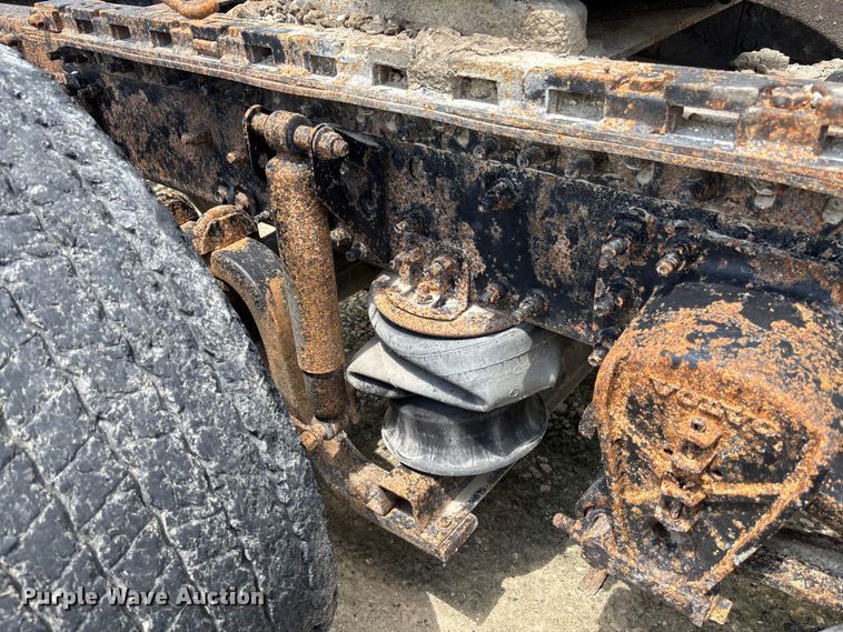 image for item FC1774 2002 Volvo VNL semi truck