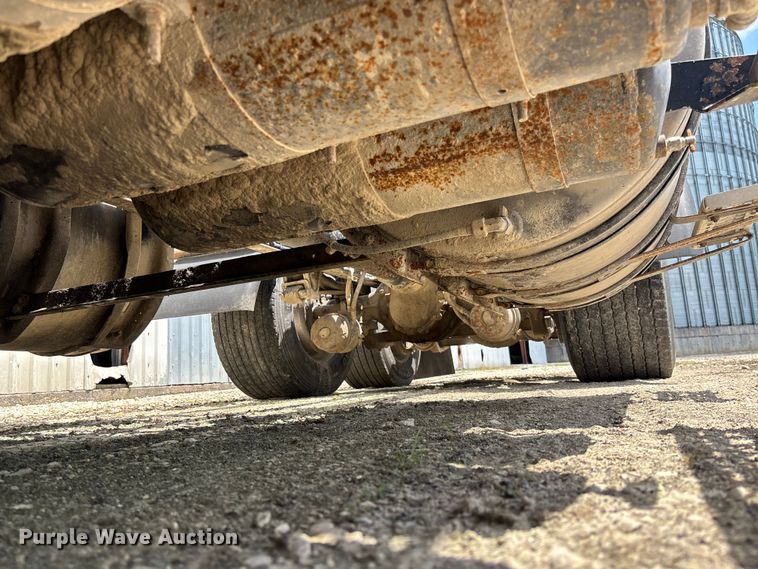 image for item FC1774 2002 Volvo VNL semi truck