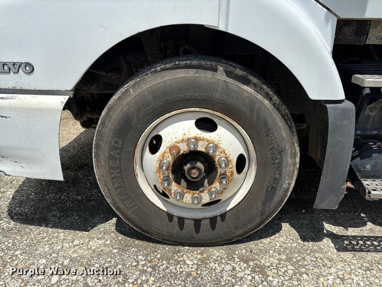 image for item FC1774 2002 Volvo VNL semi truck