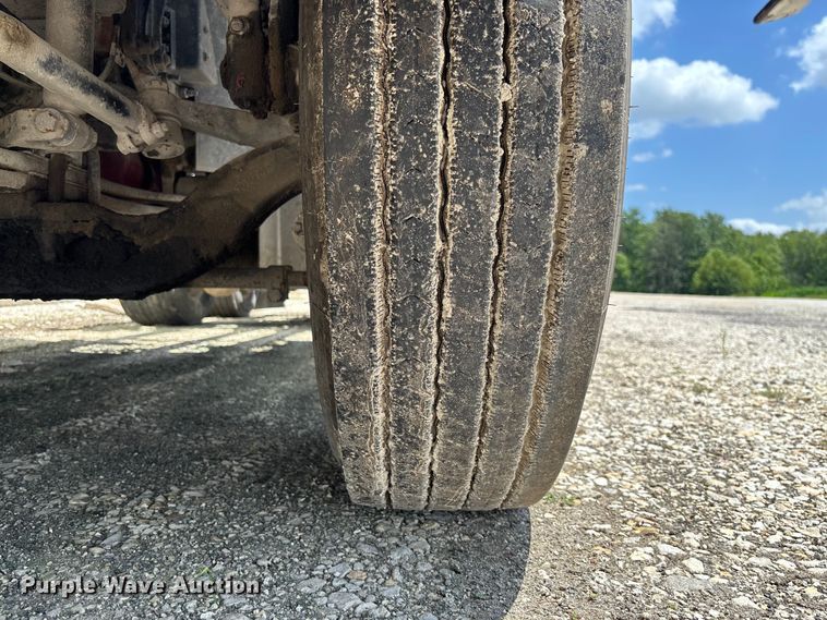 image for item FC1774 2002 Volvo VNL semi truck