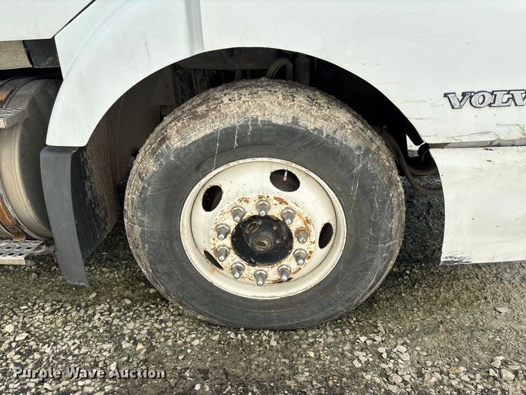 image for item FC1774 2002 Volvo VNL semi truck