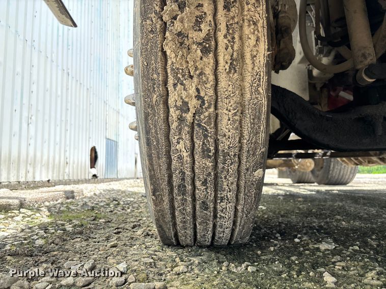 image for item FC1774 2002 Volvo VNL semi truck
