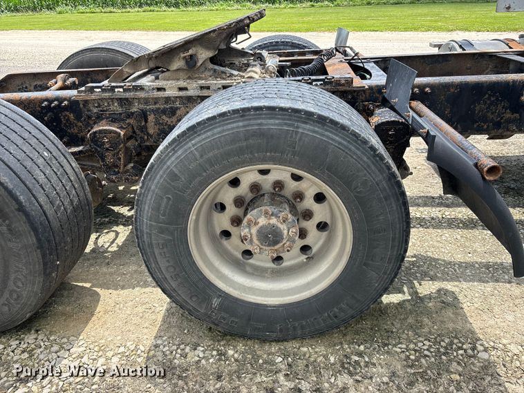 image for item FC1774 2002 Volvo VNL semi truck