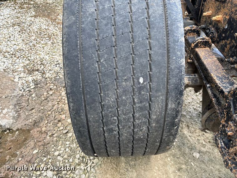 image for item FC1774 2002 Volvo VNL semi truck