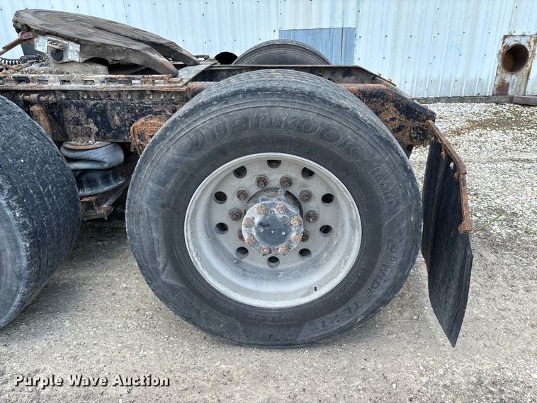 image for item FC1774 2002 Volvo VNL semi truck
