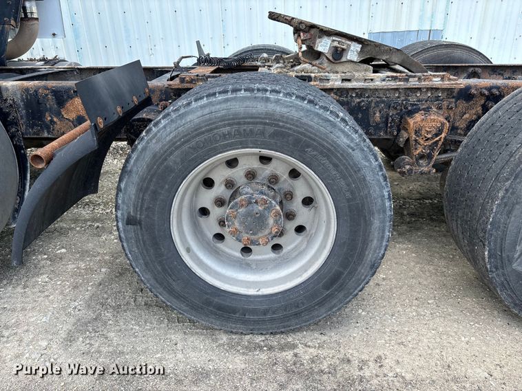 image for item FC1774 2002 Volvo VNL semi truck