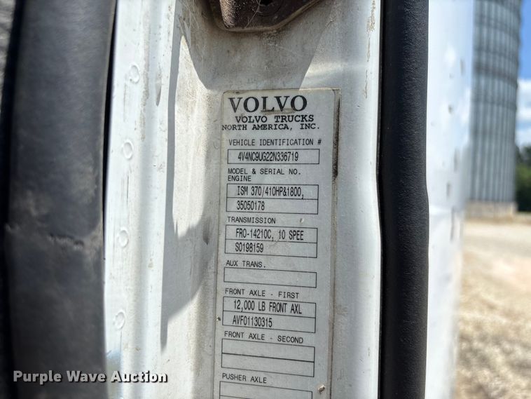 image for item FC1774 2002 Volvo VNL semi truck