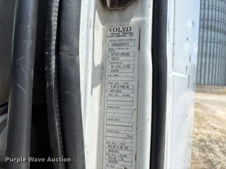 image for item FC1774 2002 Volvo VNL semi truck