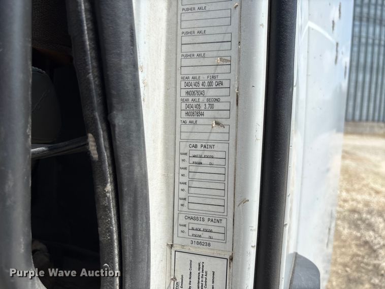image for item FC1774 2002 Volvo VNL semi truck