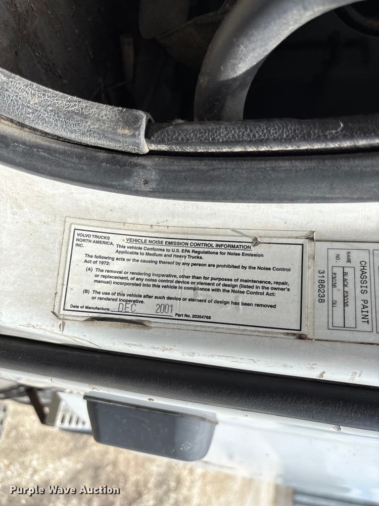 image for item FC1774 2002 Volvo VNL semi truck