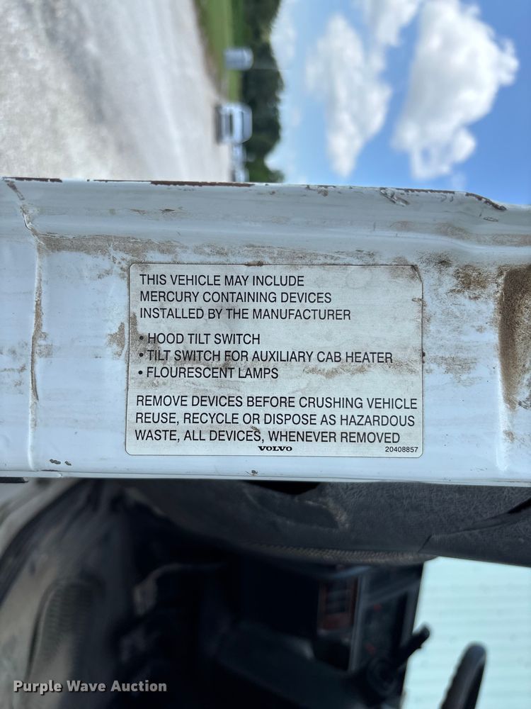 image for item FC1774 2002 Volvo VNL semi truck