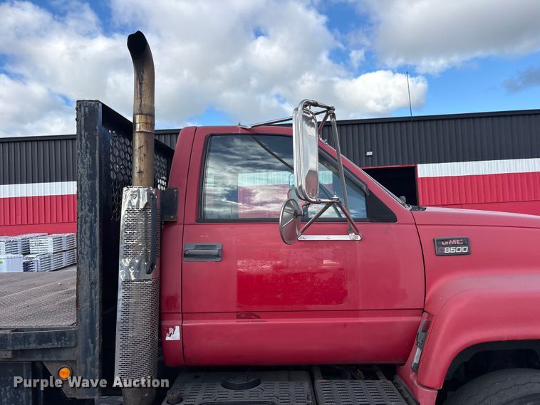 image for item FC2405 2001 GMC C7500 flatbed truck