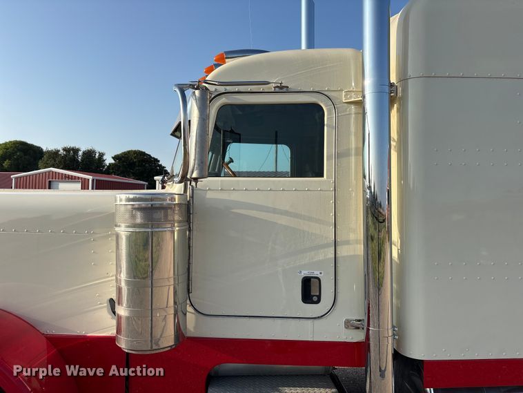 image for item FC2438 2000 Peterbilt 379 semi truck