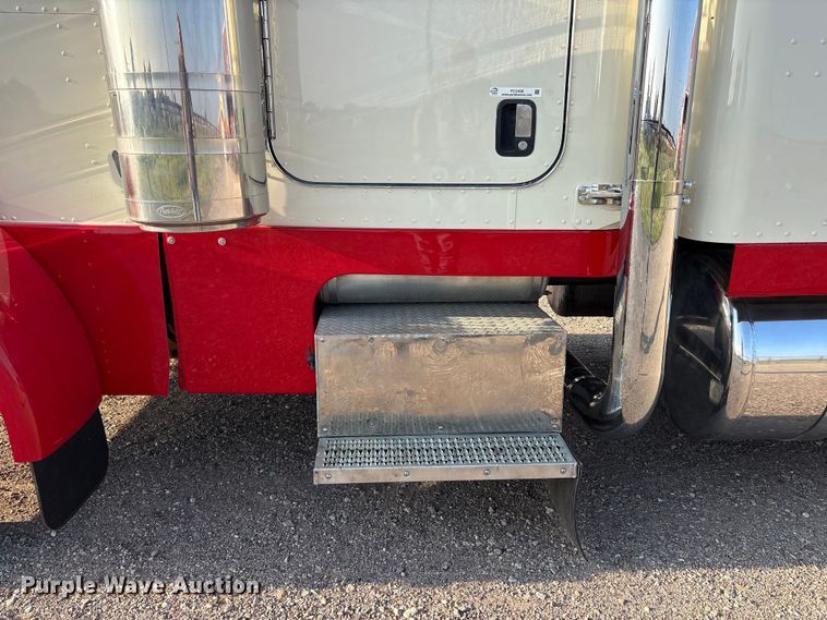 image for item FC2438 2000 Peterbilt 379 semi truck