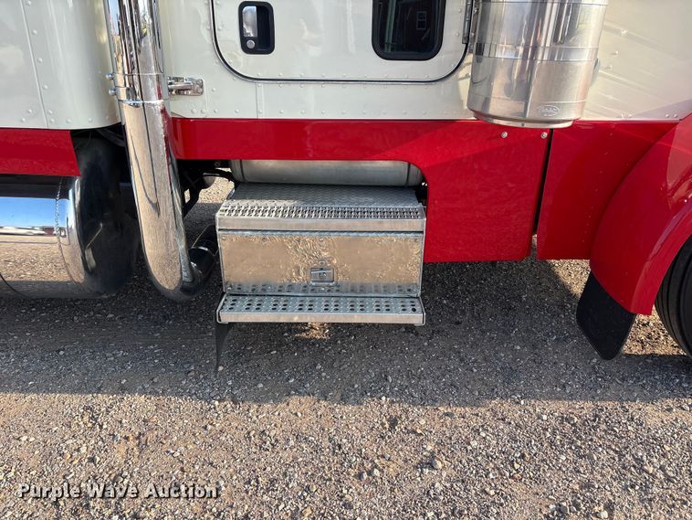 image for item FC2438 2000 Peterbilt 379 semi truck