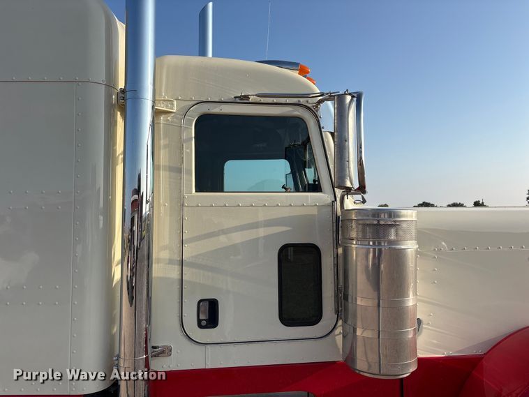 image for item FC2438 2000 Peterbilt 379 semi truck