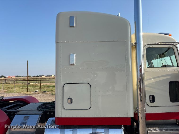 image for item FC2438 2000 Peterbilt 379 semi truck