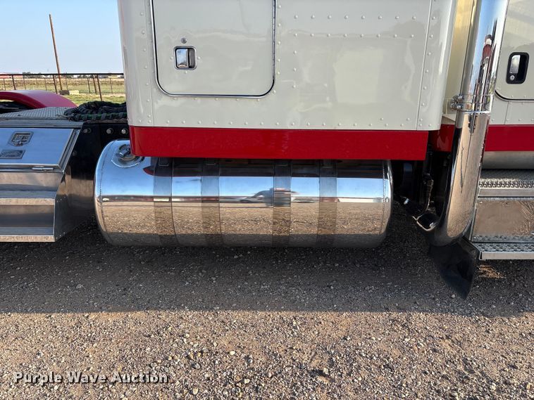 image for item FC2438 2000 Peterbilt 379 semi truck