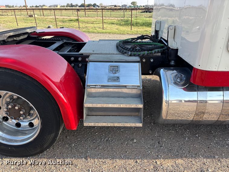 image for item FC2438 2000 Peterbilt 379 semi truck