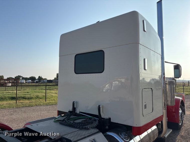 image for item FC2438 2000 Peterbilt 379 semi truck