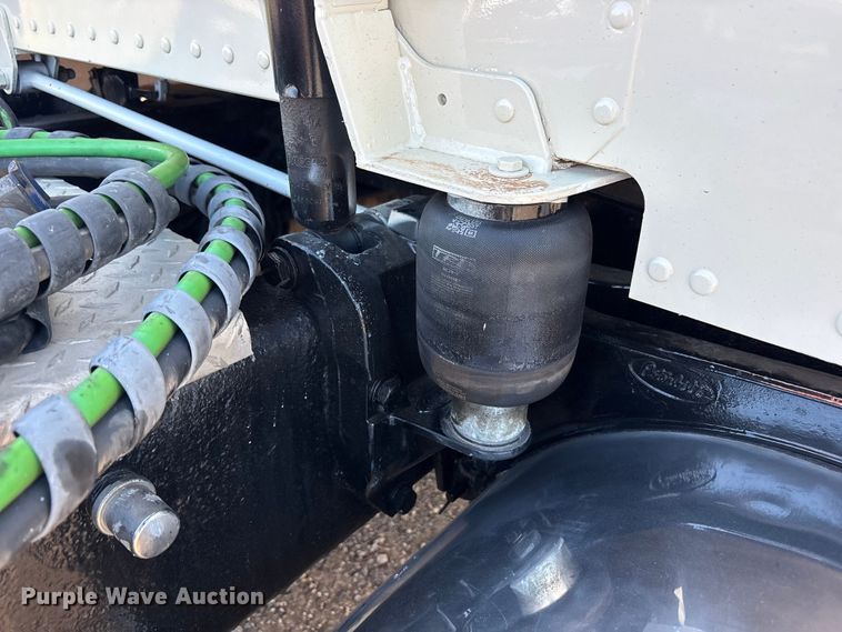 image for item FC2438 2000 Peterbilt 379 semi truck