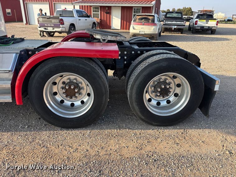 image for item FC2438 2000 Peterbilt 379 semi truck