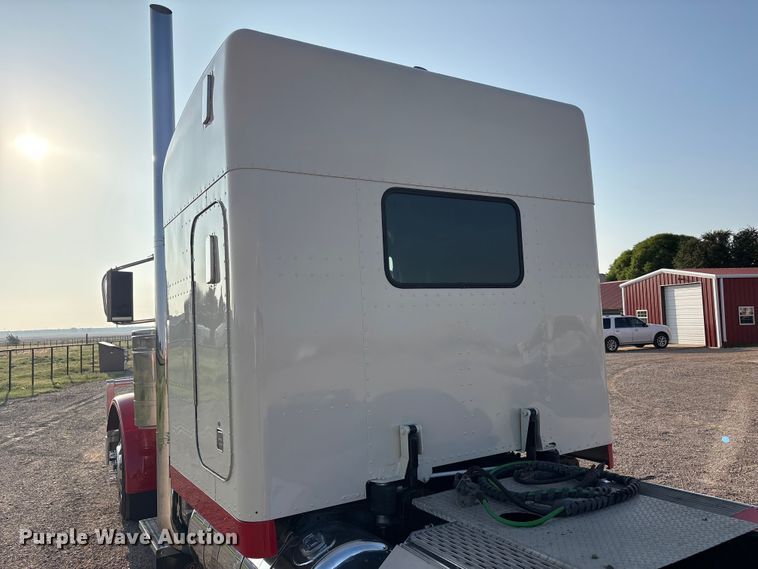 image for item FC2438 2000 Peterbilt 379 semi truck