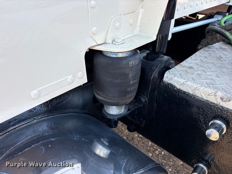 image for item FC2438 2000 Peterbilt 379 semi truck