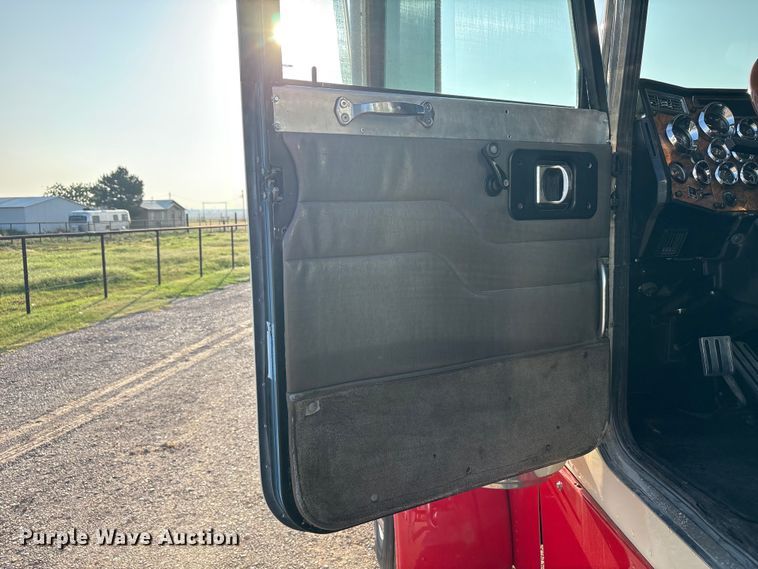 image for item FC2438 2000 Peterbilt 379 semi truck