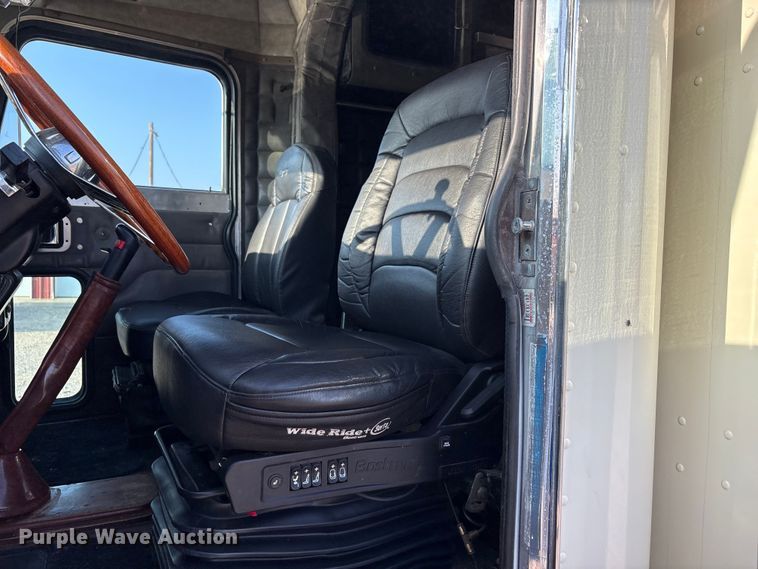 image for item FC2438 2000 Peterbilt 379 semi truck