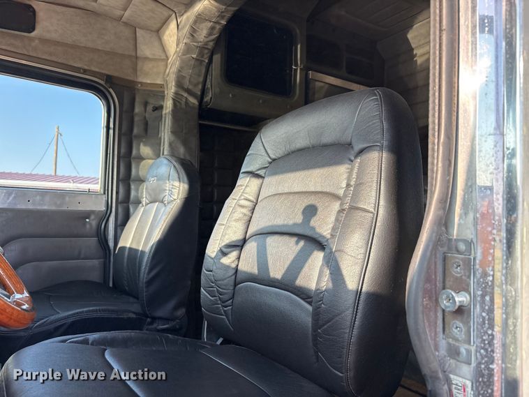 image for item FC2438 2000 Peterbilt 379 semi truck