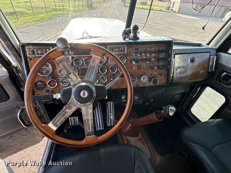image for item FC2438 2000 Peterbilt 379 semi truck