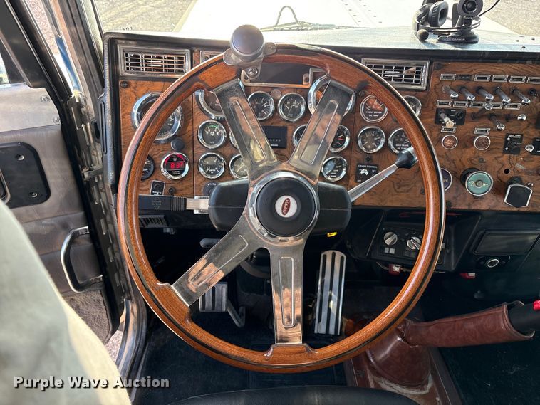 image for item FC2438 2000 Peterbilt 379 semi truck