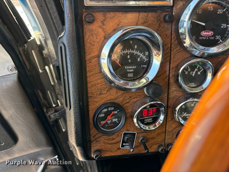 image for item FC2438 2000 Peterbilt 379 semi truck