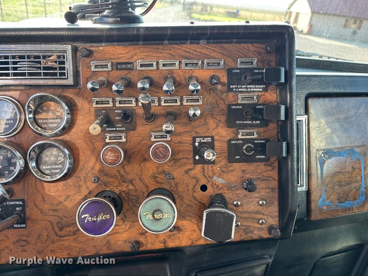 image for item FC2438 2000 Peterbilt 379 semi truck