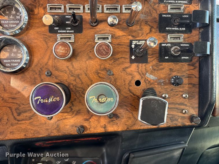image for item FC2438 2000 Peterbilt 379 semi truck
