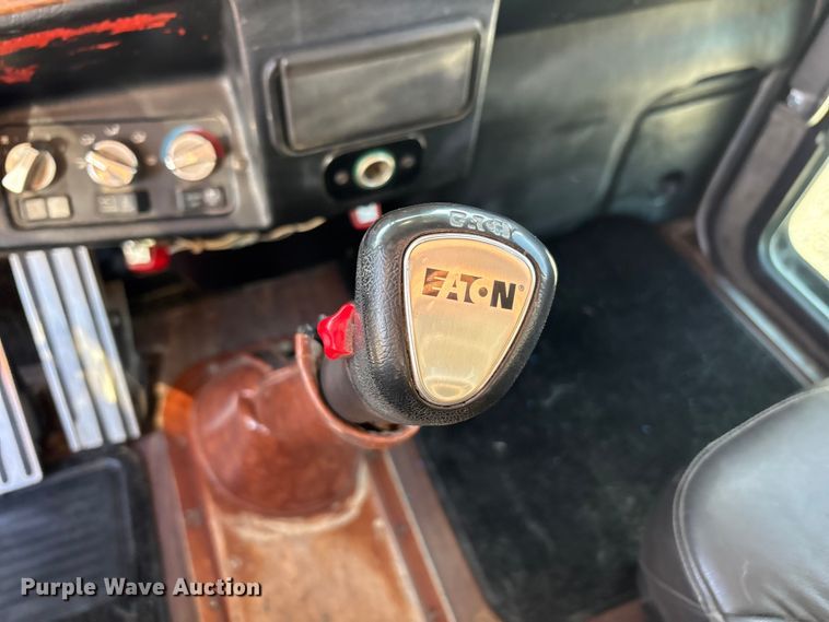 image for item FC2438 2000 Peterbilt 379 semi truck