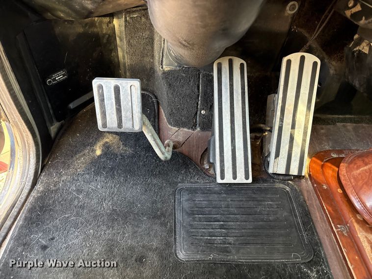 image for item FC2438 2000 Peterbilt 379 semi truck