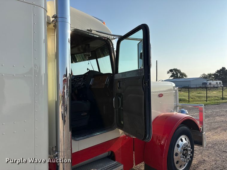 image for item FC2438 2000 Peterbilt 379 semi truck