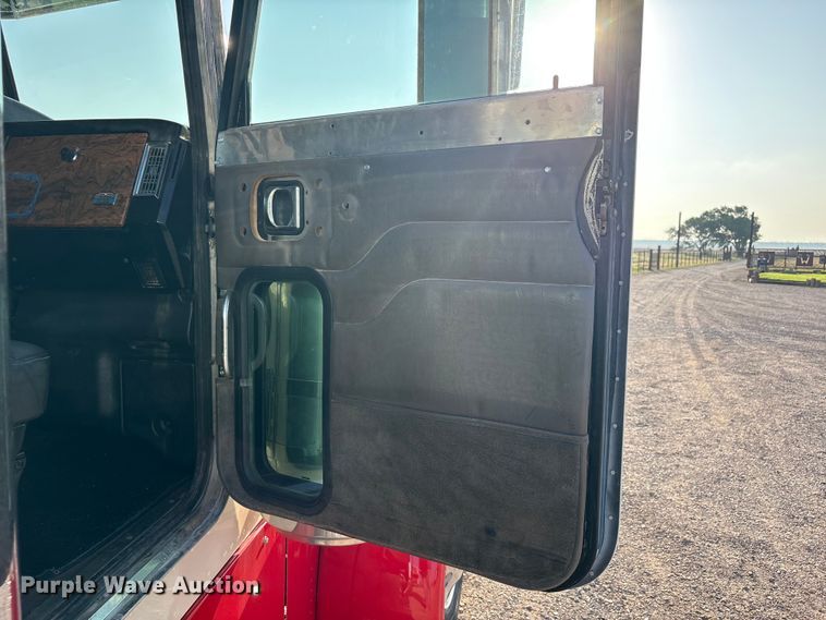 image for item FC2438 2000 Peterbilt 379 semi truck