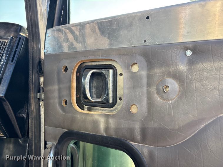 image for item FC2438 2000 Peterbilt 379 semi truck