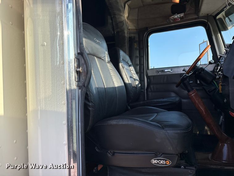 image for item FC2438 2000 Peterbilt 379 semi truck