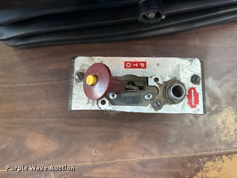 image for item FC2438 2000 Peterbilt 379 semi truck