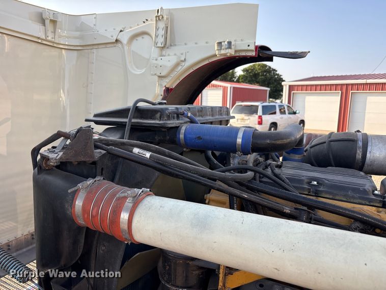 image for item FC2438 2000 Peterbilt 379 semi truck