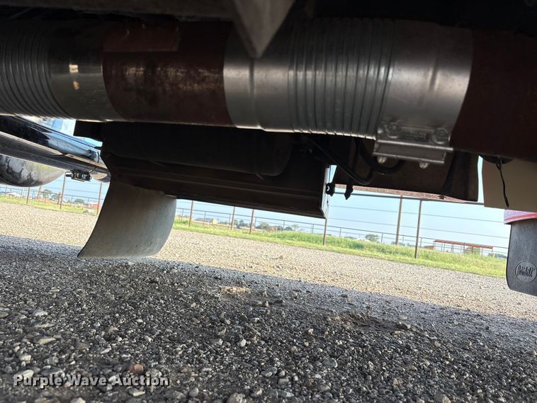 image for item FC2438 2000 Peterbilt 379 semi truck