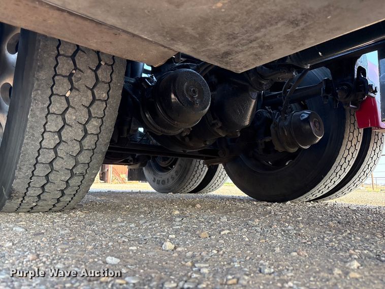 image for item FC2438 2000 Peterbilt 379 semi truck