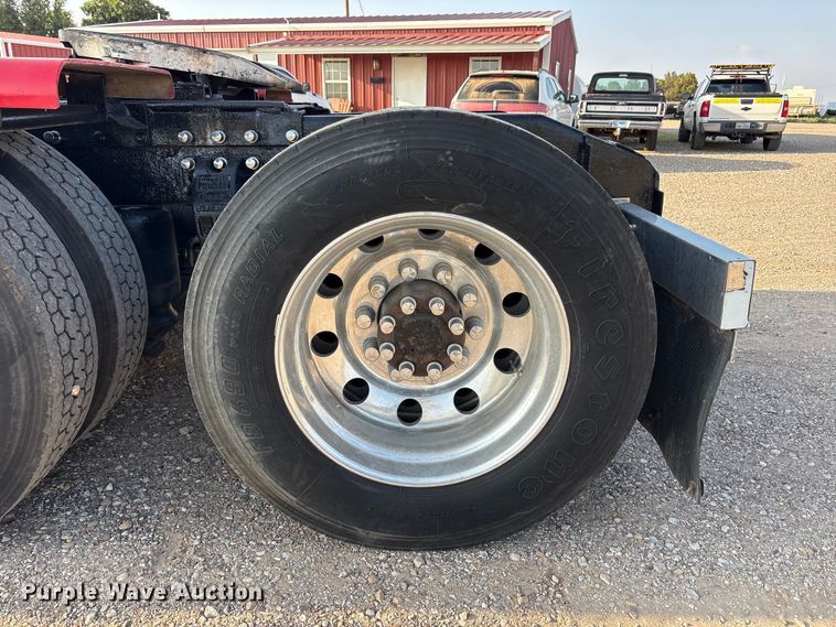 image for item FC2438 2000 Peterbilt 379 semi truck
