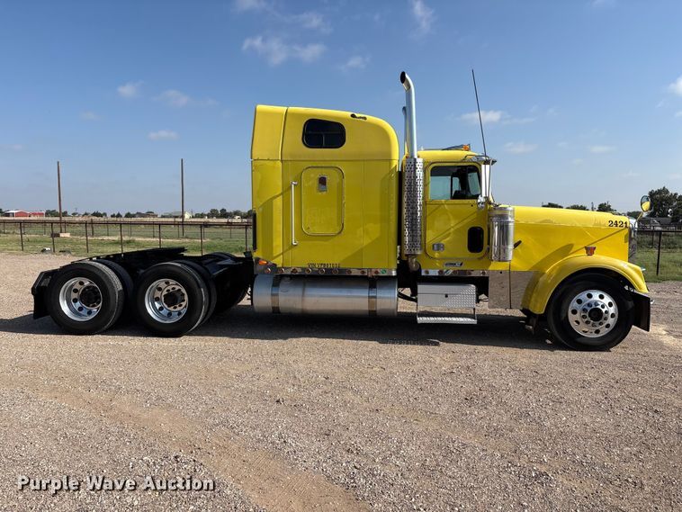image for item FC2439 2000 Freightliner FLD semi truck